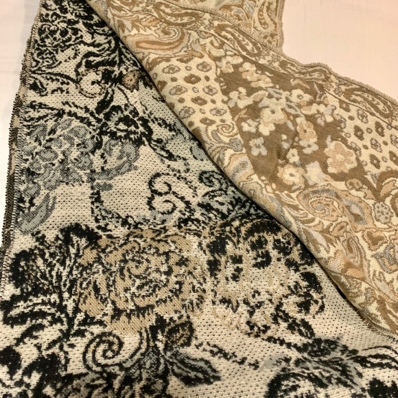 Women’s scarf duo - Picture 4 of 5